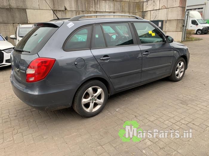Używane Dach Skoda Fabia II Combi 1.2 TDI 12V Greenline Cena € 250,00 Procedura marży oferowane przez Autodemontagebedrijf De Mars