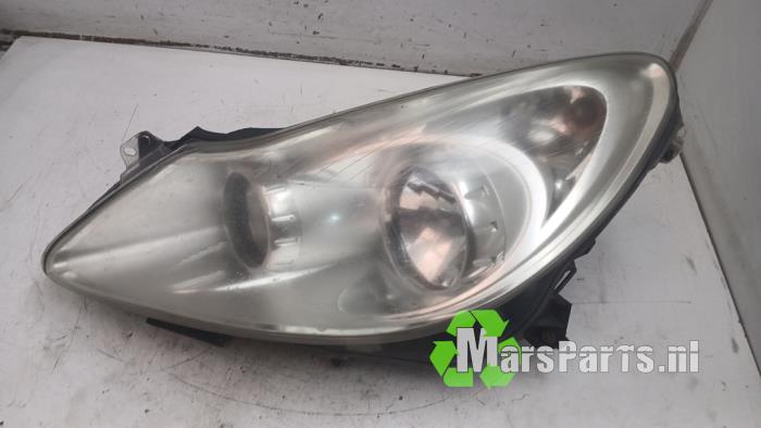 Używane Reflektor lewy Opel Corsa D 1.4 16V Twinport Cena € 60,00 Procedura marży oferowane przez Autodemontagebedrijf De Mars