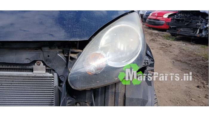 Używane Reflektor lewy Toyota Aygo (B10) 1.0 12V VVT-i Cena € 60,00 Procedura marży oferowane przez Autodemontagebedrijf De Mars