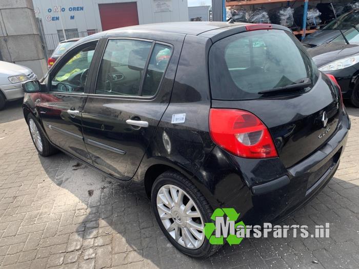 Używane Dach Renault Clio III (BR/CR) 1.6 16V Cena € 250,00 Procedura marży oferowane przez Autodemontagebedrijf De Mars
