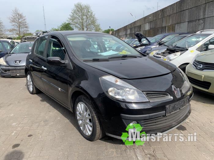 Używane Element karoserii przedni Renault Clio III (BR/CR) 1.6 16V Cena € 300,00 Procedura marży oferowane przez Autodemontagebedrijf De Mars