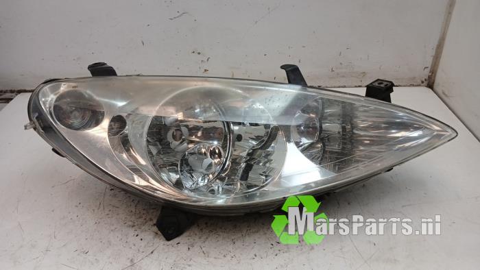 Używane Reflektor prawy Peugeot 307 CC (3B) 2.0 16V Cena € 45,00 Procedura marży oferowane przez Autodemontagebedrijf De Mars