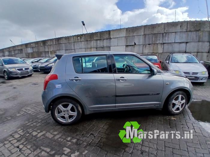 Używane Próg prawy Suzuki Swift (ZA/ZC/ZD1/2/3/9) 1.3 VVT 16V Cena € 250,00 Procedura marży oferowane przez Autodemontagebedrijf De Mars