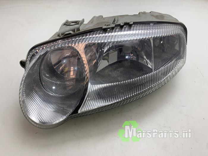 Używane Reflektor lewy Alfa Romeo 147 (937) 1.6 Twin Spark 16V Cena € 40,00 Procedura marży oferowane przez Autodemontagebedrijf De Mars