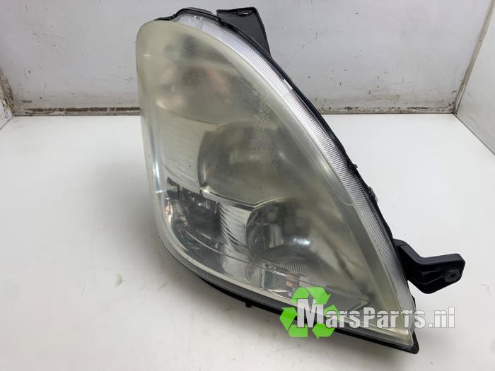 Używane Reflektor prawy Iveco New Daily IV 40C14G, C14GV/P Cena € 80,00 Procedura marży oferowane przez Autodemontagebedrijf De Mars