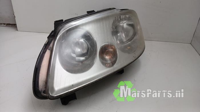 Używane Reflektor lewy Volkswagen Caddy III (2KA,2KH,2CA,2CH) 2.0 SDI Cena € 40,00 Procedura marży oferowane przez Autodemontagebedrijf De Mars