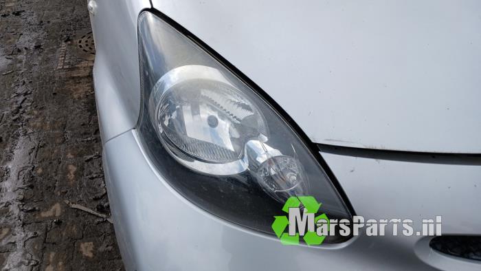 Używane Reflektor prawy Toyota Aygo (B10) 1.0 12V VVT-i Cena € 50,00 Procedura marży oferowane przez Autodemontagebedrijf De Mars