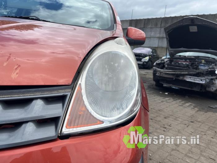 Używane Reflektor lewy Nissan Note (E11) 1.4 16V Cena € 50,00 Procedura marży oferowane przez Autodemontagebedrijf De Mars