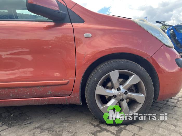 Używane Blotnik prawy przód Nissan Note (E11) 1.4 16V Cena € 50,00 Procedura marży oferowane przez Autodemontagebedrijf De Mars