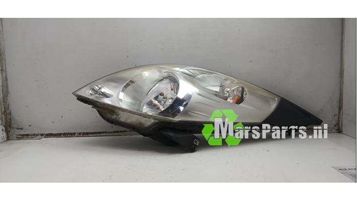 Używane Reflektor lewy Chevrolet Spark (M300) 1.0 16V Bifuel Cena € 40,00 Procedura marży oferowane przez Autodemontagebedrijf De Mars