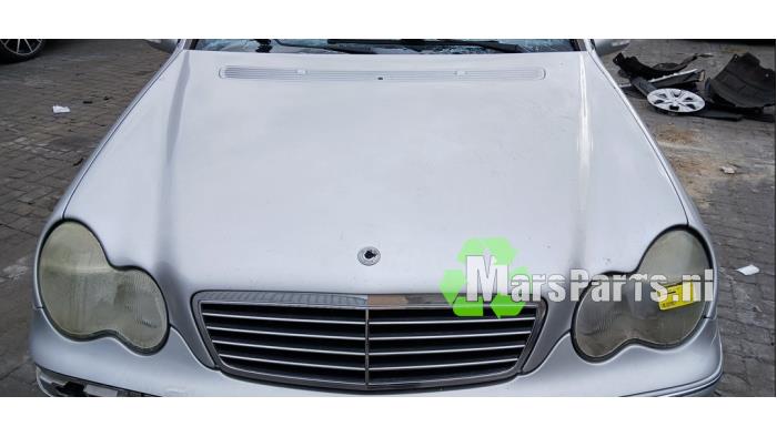 Używane Maska Mercedes C (W203) 1.8 C-180K 16V Cena € 50,00 Procedura marży oferowane przez Autodemontagebedrijf De Mars