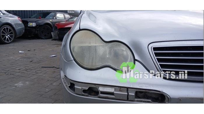 Używane Reflektor prawy Mercedes C (W203) 1.8 C-180K 16V Cena € 50,00 Procedura marży oferowane przez Autodemontagebedrijf De Mars