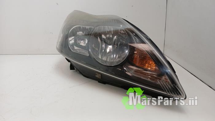 Używane Reflektor prawy Ford Focus 2 Wagon 1.8 16V Cena € 40,00 Procedura marży oferowane przez Autodemontagebedrijf De Mars