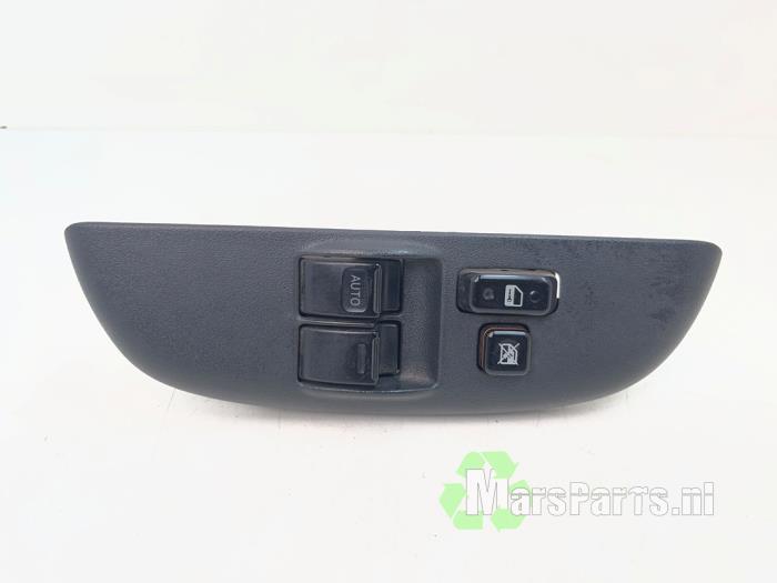 Usados Interruptor combinado de ventanillas Toyota Yaris Verso (P2) 1.3 16V Precio € 40,00 Norma de margen ofrecido por Autodemontagebedrijf De Mars