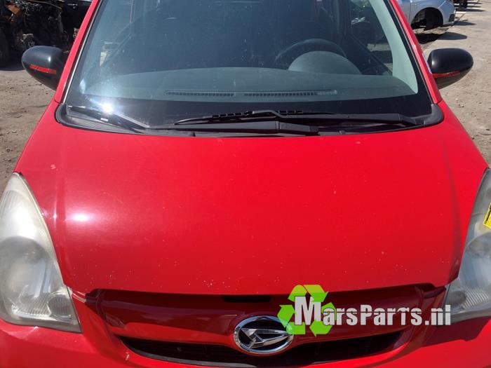 Używane Maska Daihatsu Cuore (L251/271/276) 1.0 12V DVVT Cena € 50,00 Procedura marży oferowane przez Autodemontagebedrijf De Mars
