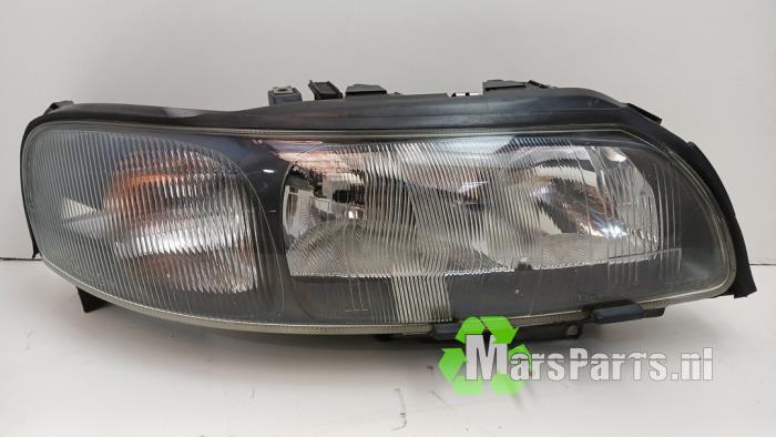 Używane Reflektor prawy Volvo V70 (SW) 2.4 20V 140 Cena € 60,00 Procedura marży oferowane przez Autodemontagebedrijf De Mars