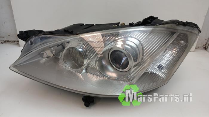 Używane Reflektor lewy Mercedes S (W221) 3.0 S-320 CDI 24V Cena € 350,00 Procedura marży oferowane przez Autodemontagebedrijf De Mars