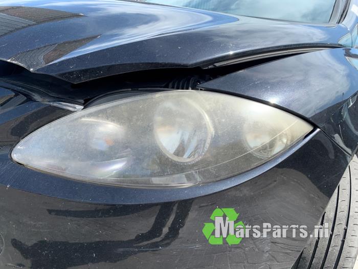Używane Reflektor lewy Seat Leon (1P1) 1.6 Cena € 50,00 Procedura marży oferowane przez Autodemontagebedrijf De Mars
