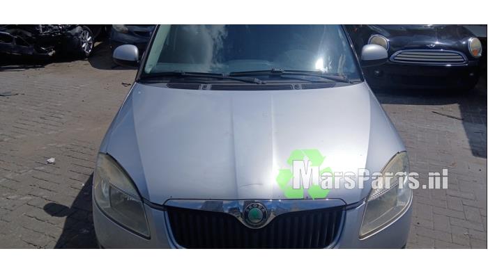 Używane Maska Skoda Fabia II (5J) 1.6i 16V Cena € 235,00 Procedura marży oferowane przez Autodemontagebedrijf De Mars