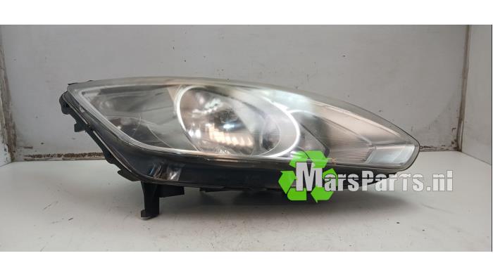 Używane Reflektor prawy Ford Grand C-Max (DXA) 1.0 Ti-VCT EcoBoost 12V 125 Cena € 125,00 Procedura marży oferowane przez Autodemontagebedrijf De Mars