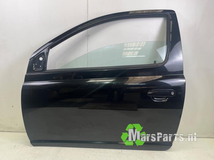 Begagnade Dörr, 2-dörrars, vänster Toyota Yaris (P1) 1.0 16V VVT-i Pris € 50,00 Marginaltabell erbjuds av Autodemontagebedrijf De Mars