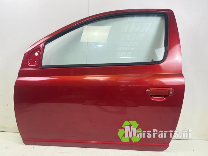 Begagnade Dörr, 2-dörrars, vänster Toyota Yaris (P1) 1.3 16V VVT-i Pris € 100,00 Marginaltabell erbjuds av Autodemontagebedrijf De Mars
