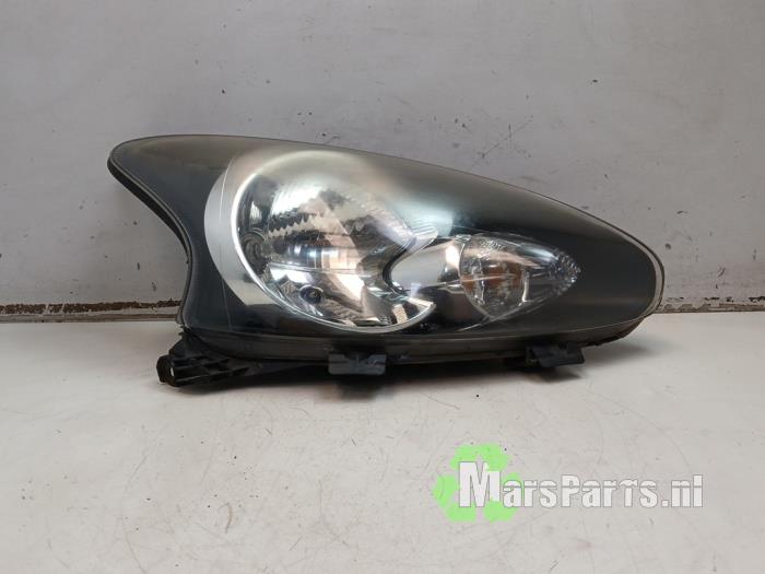 Używane Reflektor prawy Toyota Aygo (B10) 1.0 12V VVT-i Cena € 50,00 Procedura marży oferowane przez Autodemontagebedrijf De Mars