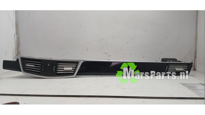 Begagnade Luftmunstycke, instrumentbräda Mercedes E Estate (S212) E-200 CDI 16V BlueEfficiency,BlueTEC Pris € 25,00 Marginaltabell erbjuds av Autodemontagebedrijf De Mars