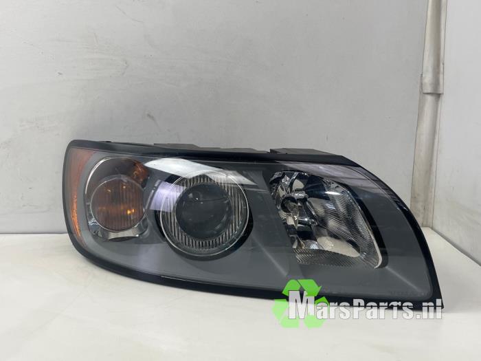 Używane Reflektor prawy Volvo V50 (MW) 2.0 16V Cena € 65,00 Procedura marży oferowane przez Autodemontagebedrijf De Mars