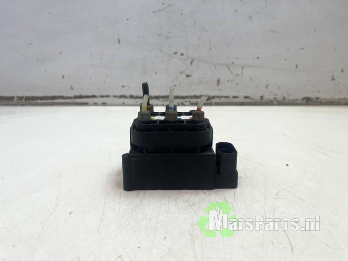 Gebrauchte Ventilblock hydraulisch Mercedes S (222.0/222.1) 3.0 S-400d 4-Matic Preis € 150,00 Margenregelung angeboten von Autodemontagebedrijf De Mars