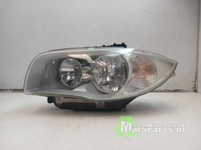 Używane Reflektor lewy BMW 1 serie (E87/87N) 116i 1.6 16V Cena € 45,00 Procedura marży oferowane przez Autodemontagebedrijf De Mars