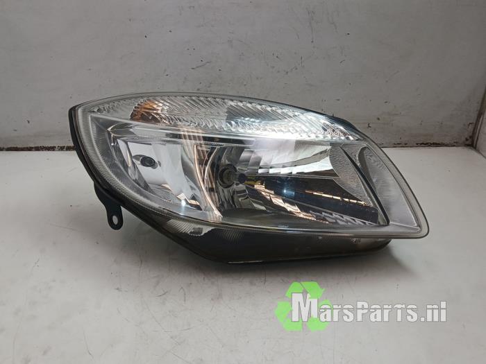 Używane Reflektor prawy Skoda Fabia II (5J) 1.2i 12V Cena € 75,00 Procedura marży oferowane przez Autodemontagebedrijf De Mars