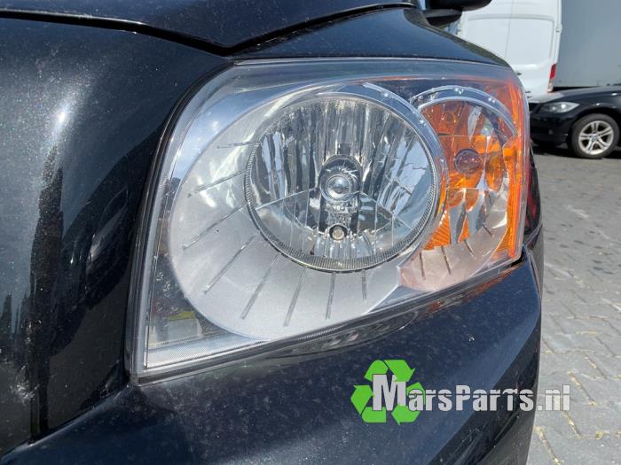 Używane Reflektor lewy Dodge Caliber 2.0 16V Cena € 100,00 Procedura marży oferowane przez Autodemontagebedrijf De Mars