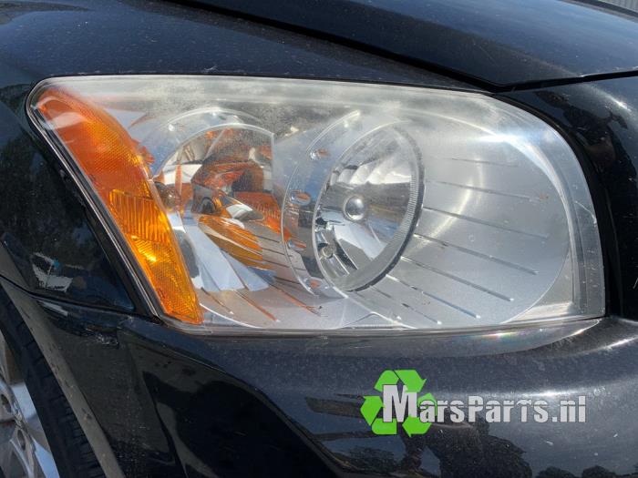 Używane Reflektor prawy Dodge Caliber 2.0 16V Cena na żądanie oferowane przez Autodemontagebedrijf De Mars