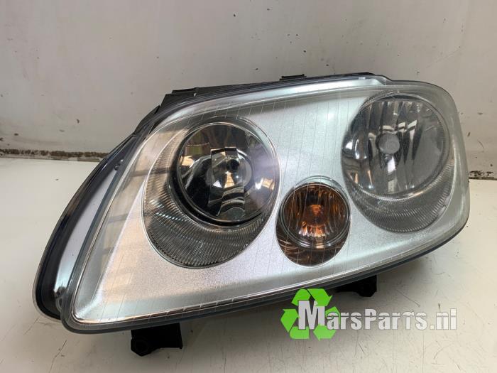 Używane Reflektor lewy Volkswagen Caddy III (2KA,2KH,2CA,2CH) 2.0 SDI Cena € 40,00 Procedura marży oferowane przez Autodemontagebedrijf De Mars