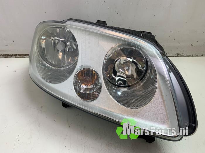 Używane Reflektor prawy Volkswagen Caddy III (2KA,2KH,2CA,2CH) 2.0 SDI Cena € 50,00 Procedura marży oferowane przez Autodemontagebedrijf De Mars