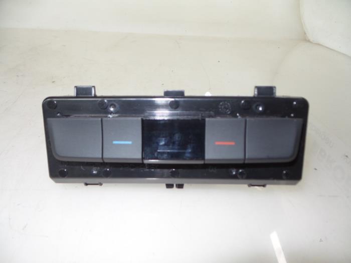 Usagé Panneau de commandes chauffage Skoda Superb (3V3) 1.6 TDI Prix € 50,00 Règlement à la marge proposé par Autobedrijf Broekhuis B.V.