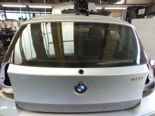 Używane Tylna klapa BMW 1 serie (E87/87N) 118i 16V Cena € 125,00 Procedura marży oferowane przez Autobedrijf Broekhuis B.V.