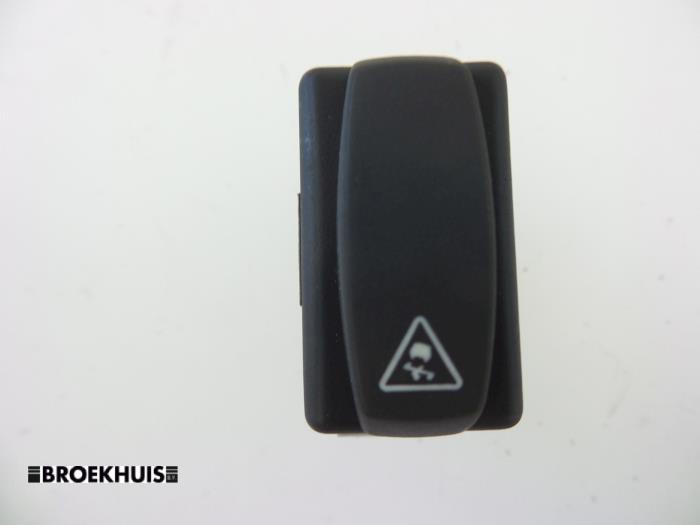 Usados Interruptor ESP Renault Modus/Grand Modus (JP) 1.2 16V TCe Precio € 5,00 Norma de margen ofrecido por Autobedrijf Broekhuis B.V.