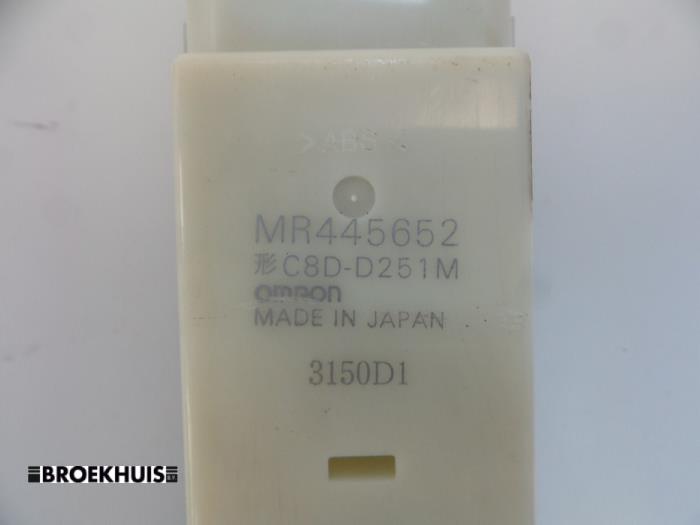 Electric window switch from a Mitsubishi Pajero Hardtop (V6/7) 3.2 DI-D 16V Long 2000