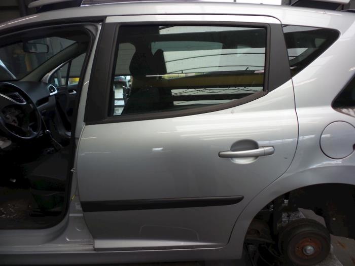 Drzwi lewe tylne wersja 4-drzwiowa z Peugeot 207 SW (WE/WU) 1.6 HDi 2011