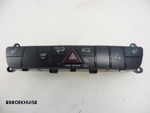 Usados Interruptor de luz de pánico Mercedes ML II (164/4JG) 3.0 ML-320 CDI 4-Matic V6 24V Precio € 25,00 Norma de margen ofrecido por Autobedrijf Broekhuis B.V.