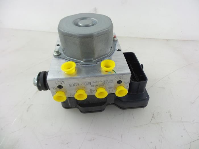 Begagnade ABS-pump Mitsubishi Space Star (A0) 1.0 12V Pris € 60,00 Marginaltabell erbjuds av Autobedrijf Broekhuis B.V.
