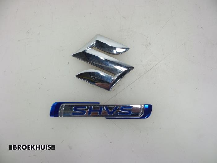 Używane Emblemat Suzuki Baleno (EW/FW) 1.2 Dual Jet 16V Hybrid Cena € 15,00 Procedura marży oferowane przez Autobedrijf Broekhuis B.V.