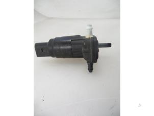 Gebrauchte Scheibensprüherpumpe vorne Skoda Superb Combi (3V5) 2.0 TDI Preis € 10,00 Margenregelung angeboten von Autobedrijf Broekhuis B.V.