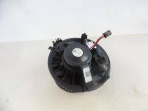Usados Motor de ventilador de calefactor Skoda Superb Combi (3V5) 2.0 TDI Precio € 70,00 Norma de margen ofrecido por Autobedrijf Broekhuis B.V.