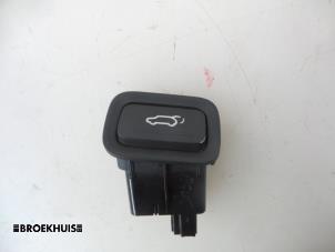 Usados Interruptor del portón trasero Hyundai i40 CW (VFC) 1.7 CRDi 16V Precio € 10,00 Norma de margen ofrecido por Autobedrijf Broekhuis B.V.