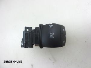 Used Steering wheel mounted radio control Opel Movano Combi 2.3 CDTi 16V FWD Price € 18,15 Inclusive VAT offered by Autobedrijf Broekhuis B.V.