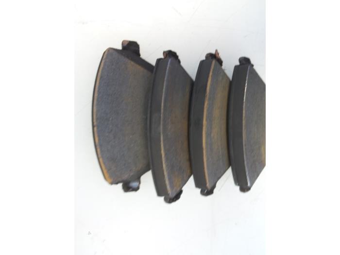 Front brake pad from a Renault Clio IV Estate/Grandtour (7R) 1.5 Energy dCi 90 FAP 2014