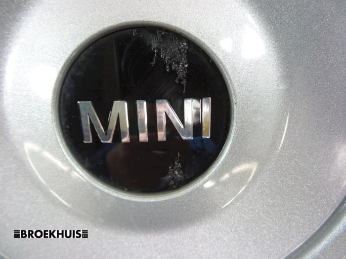 Enjoliveur d'un MINI Mini (R56) 1.6 16V Cooper 2008